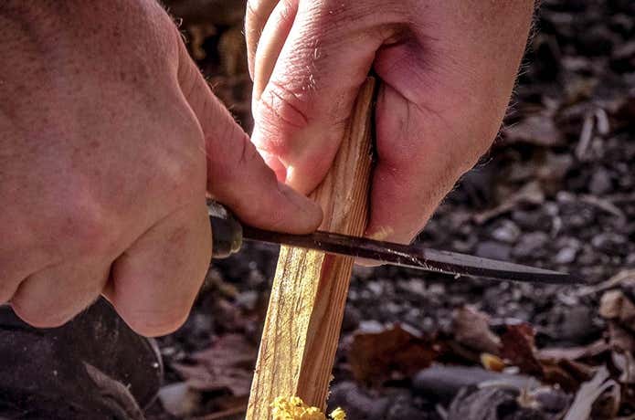 モーラナイフで木を研ぐ