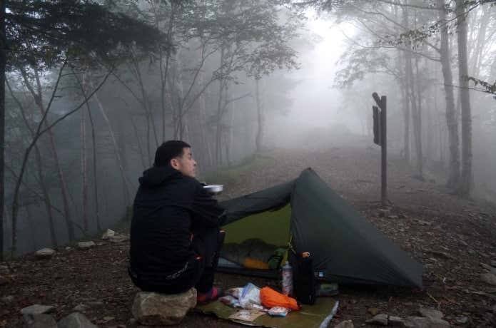 テント泊する登山者
