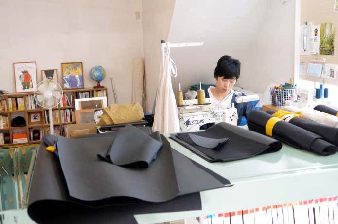 製作をするスタッフ