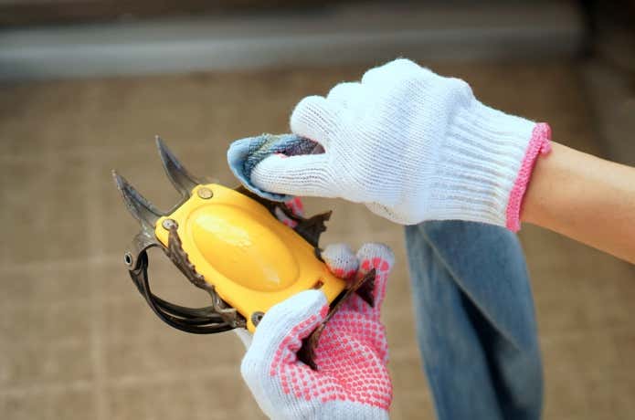 研磨剤でサビを落とす
