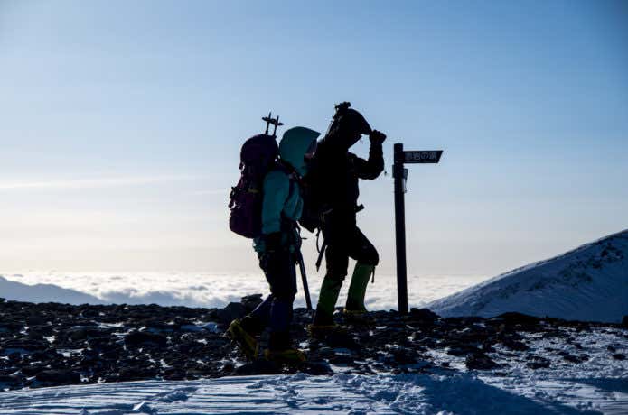 冬山登山を楽しむ人々
