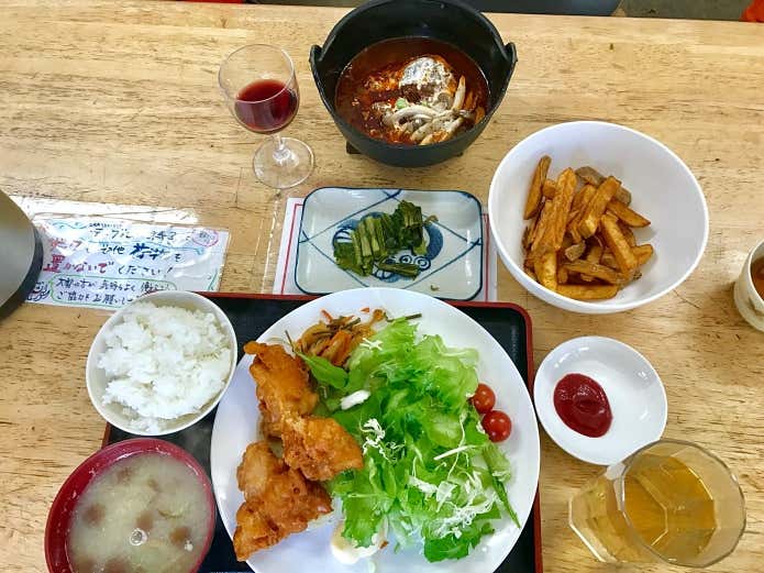 マナスル山荘本館の唐揚げ定食と名物・ビーフシチュー
