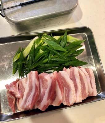 回鍋肉　肉を切る