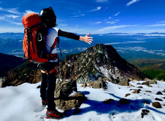 ヘルメットを着用した登山者