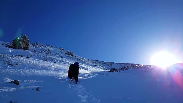浄土山をラッセルしながら登る筆者