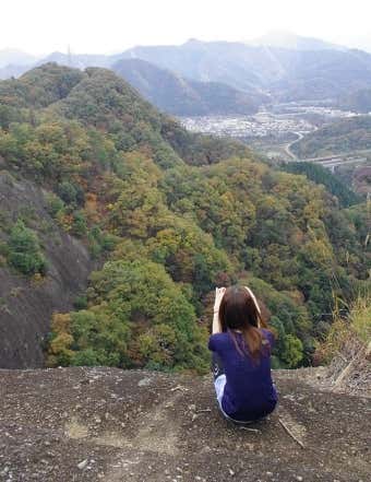 岩殿山・稚児落しの断崖を望む