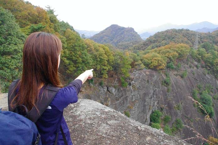 指をさす登山者