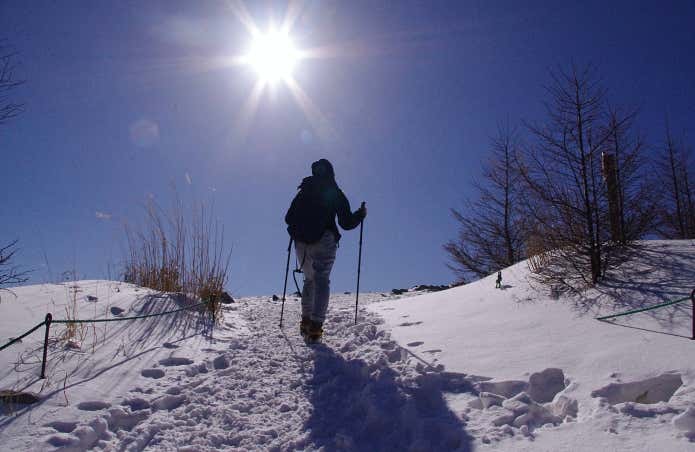 入笠山の山頂をめざして初の雪山登山