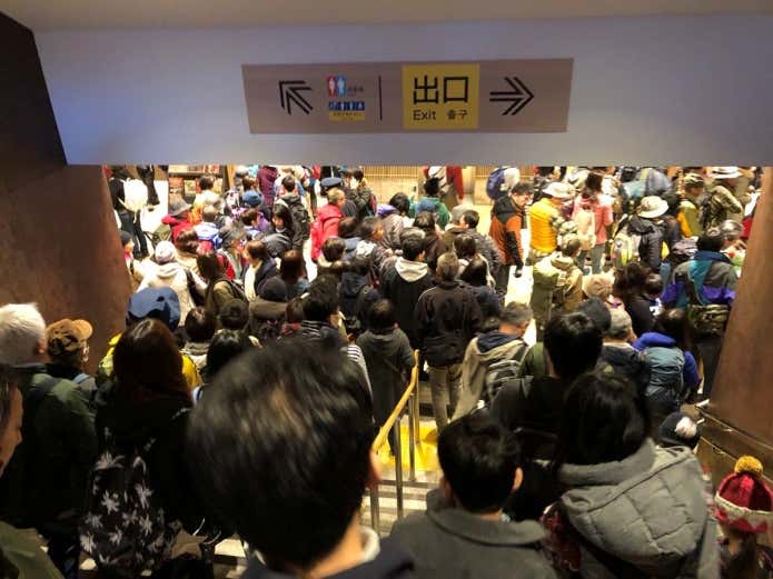 紅葉時期の高尾山口駅構内の人込み