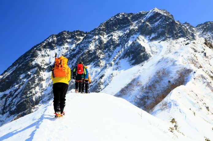 雪山を歩く登山者