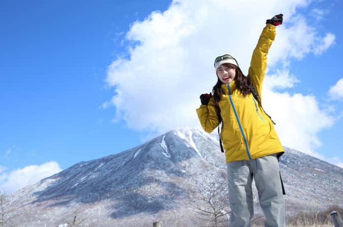 冬の登山を楽しむ女性