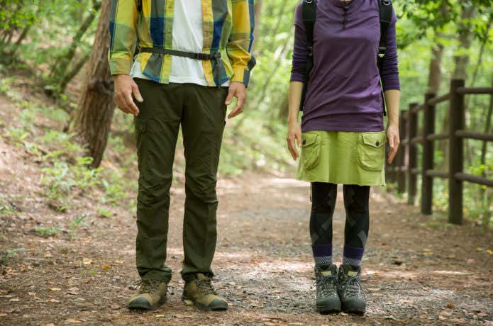 オシャレな登山ファッションの男女