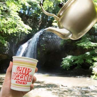 やかんとカップヌードル