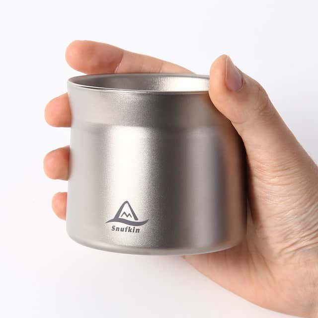純チタン製coffee&teaメーカーを手に持つ