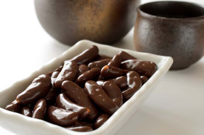 お皿に盛り付けられた柿の種チョコレート