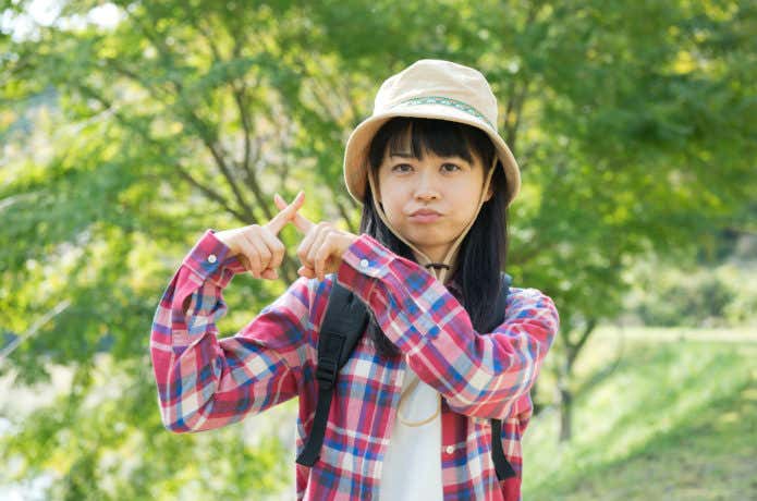 バツを作る女性