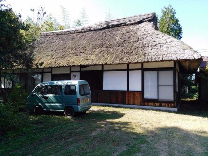 鈴木さんが北杜市で暮らしていた茅葺きの家