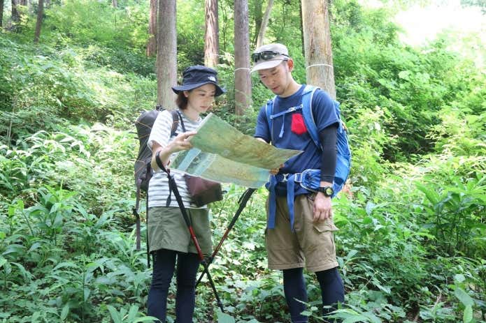 読図に苦戦する登山者