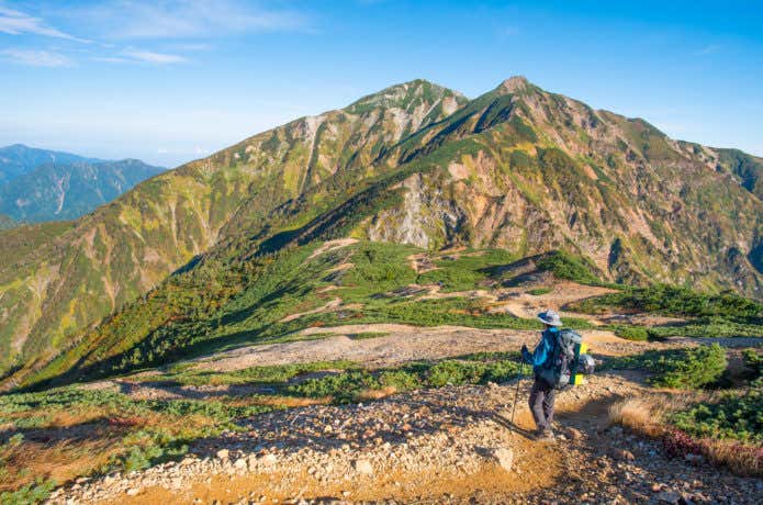 登山道を歩く登山者