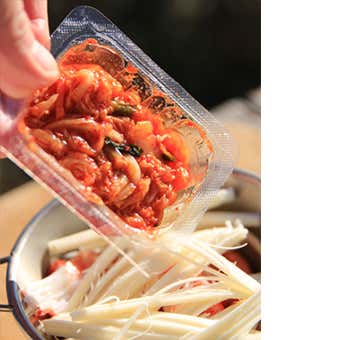 かにかまキムチのチーズマヨ和え　キムチを入れる