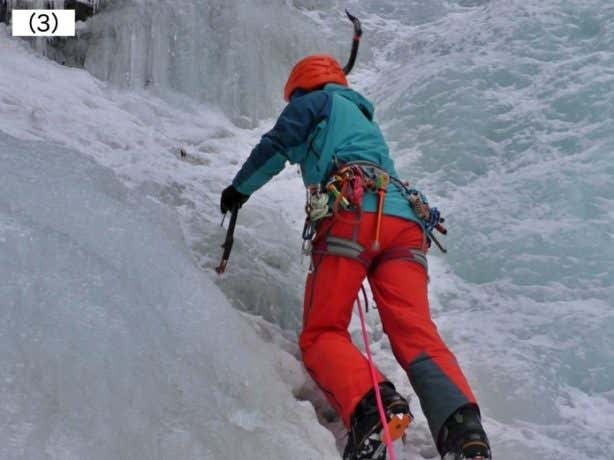 アイスアックスとアイゼンを使って氷瀑を登攀します