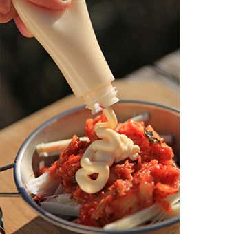 かにかまキムチのチーズマヨ和え　マヨネーズをかける
