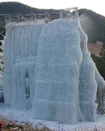 最上部から水を撒いて凍らせます