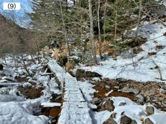 登山道には随所に階段・橋・桟道が設置されています