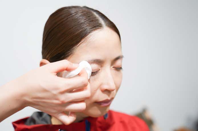 眉毛にパウダー