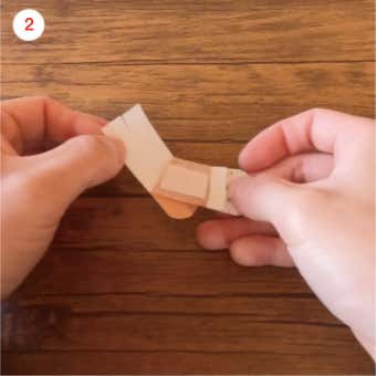 絆創膏を剥がす