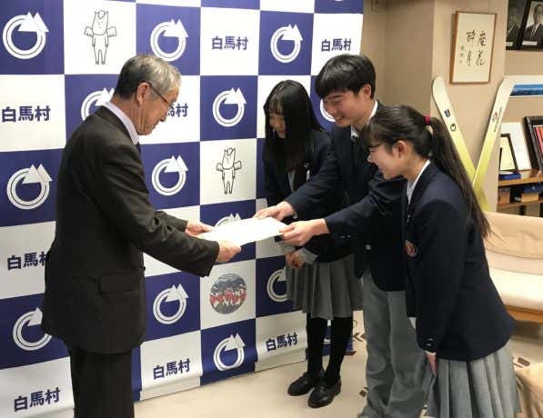 白馬高校の生徒から署名を渡す