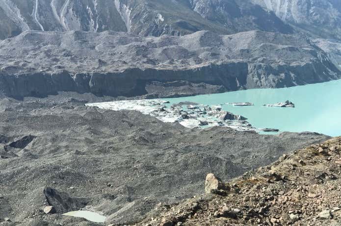 タスマン氷河と氷河湖の境目
