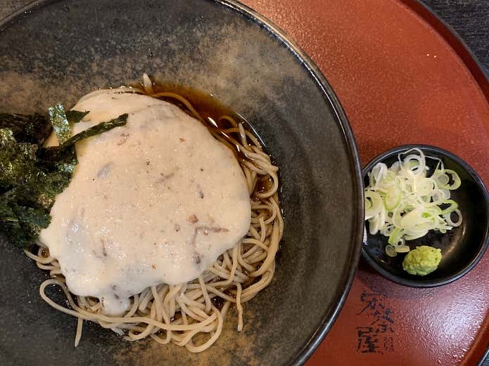 ネバトロの食感と喉ごしが楽しめる栄茶屋の「自然薯そば」
