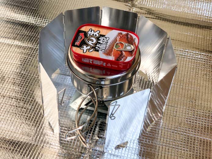 重しを乗せる（ポケットストーブ＋固形燃料＋ステンレスクッカーで炊飯）