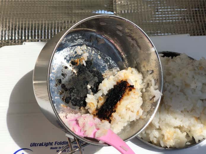 クッカー底の焦げ（ポケットストーブ＋固形燃料＋ステンレスクッカーで炊飯）