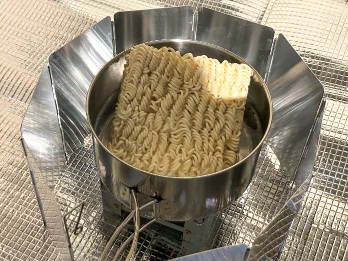 ステンレスクッカー×固形燃料で湯沸かし＆ラーメン作り