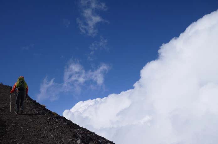 登山者　青空