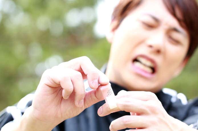 絆創膏を貼る人