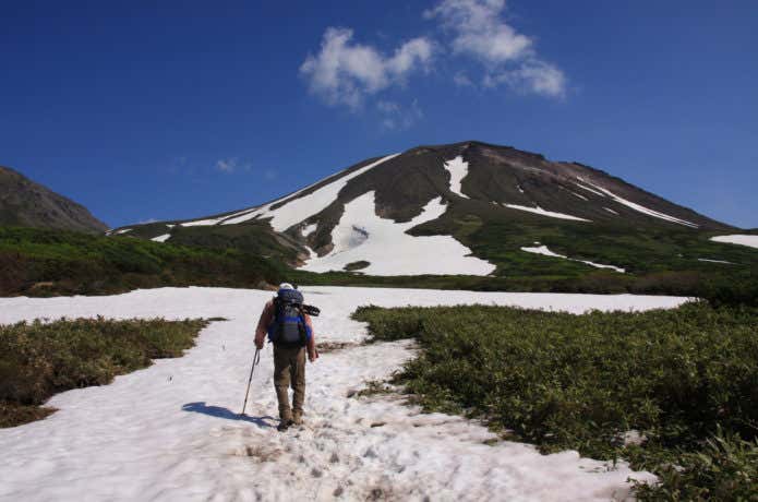 白鳥が羽ばたく姿にそっくりな大雪山・旭岳の雪形