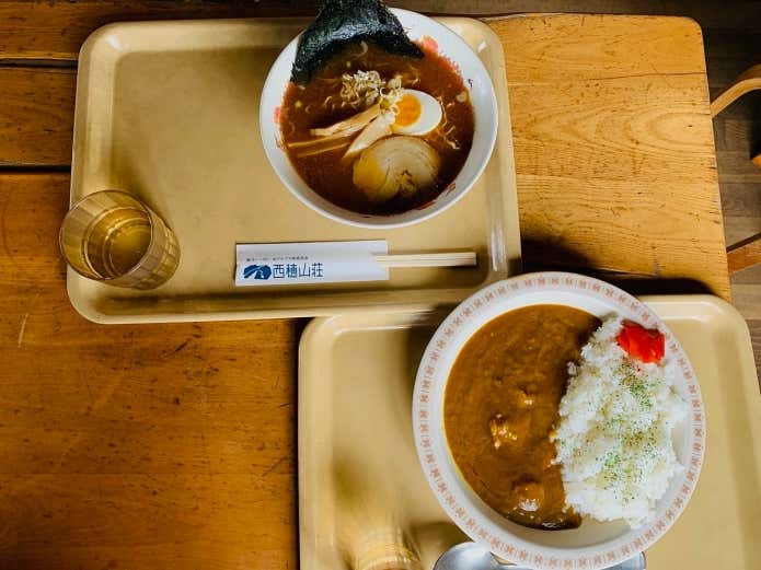 西穂山荘名物の西穂ラーメンとカレー