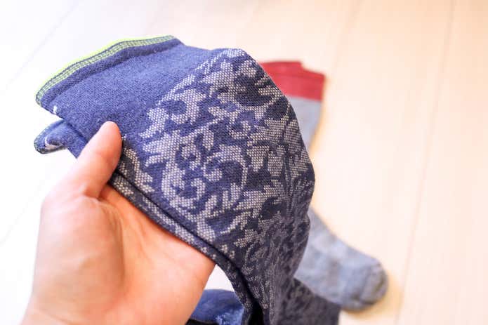 Sockwellの靴下を手に持つ