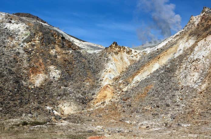 噴煙のあがる火山特有のダイナミックな風景