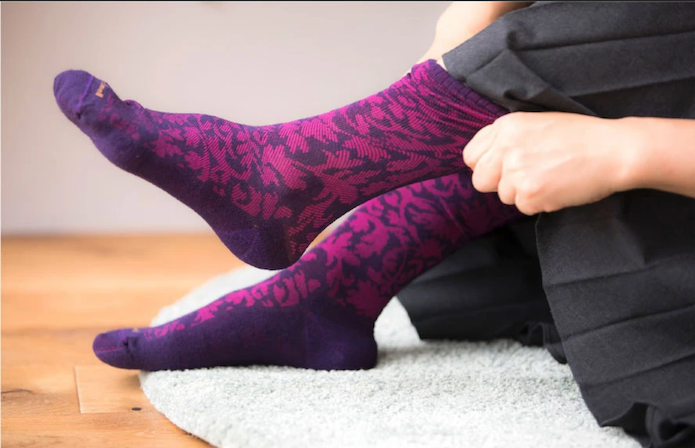 Sockwellの靴下を履く様子
