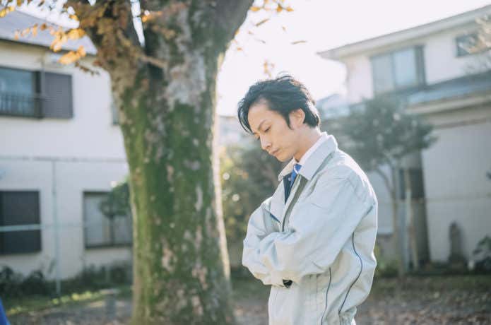 悩む人