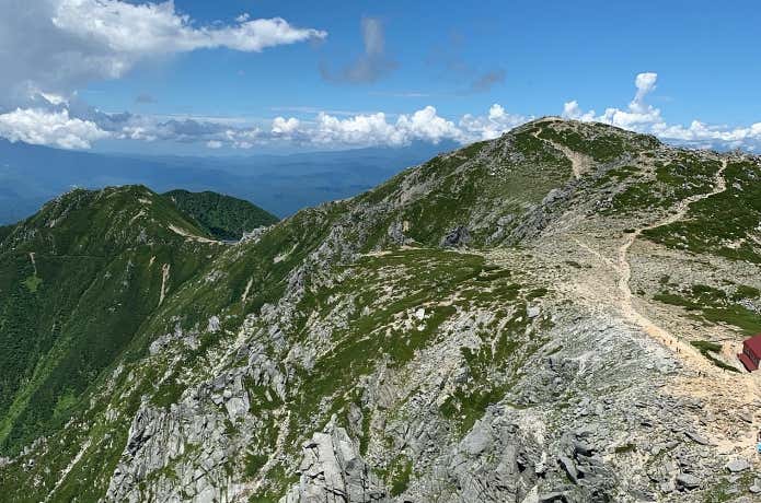 中央アルプス・木曽駒ヶ岳／千畳敷カールからの整備された登山道が山頂まで続いています
