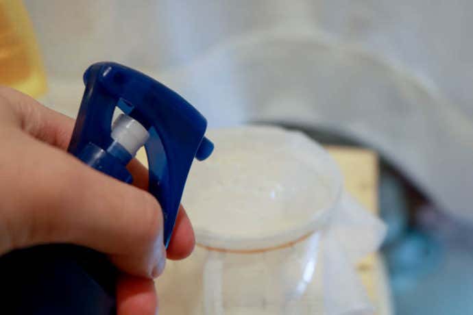 ポリエステルにディートを吹きかける実験