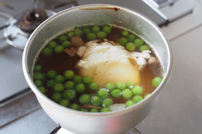 豆とポーチドエッグのスープ