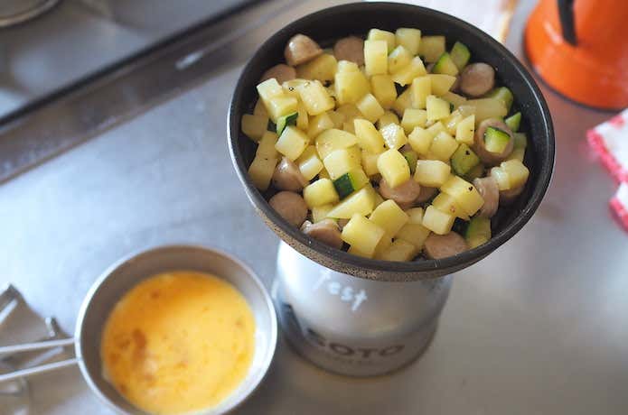 材料をフライパンに移す