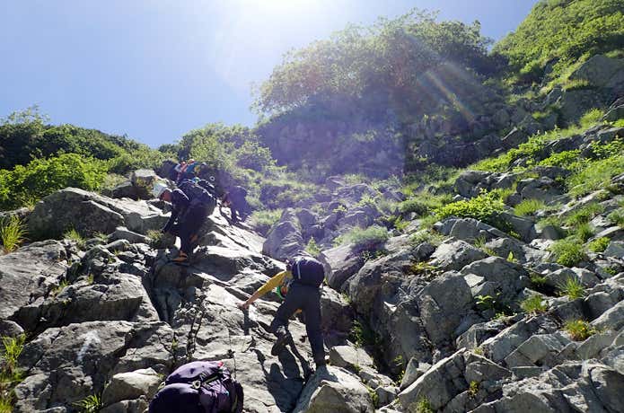 北穂高岳南稜の鎖場を下る登山者たち