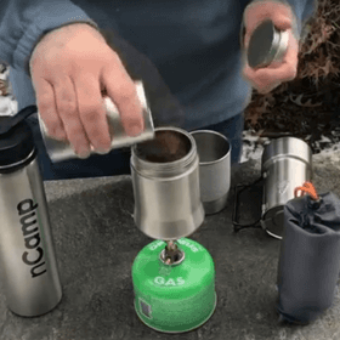 お好きなコーヒーの粉を入れる